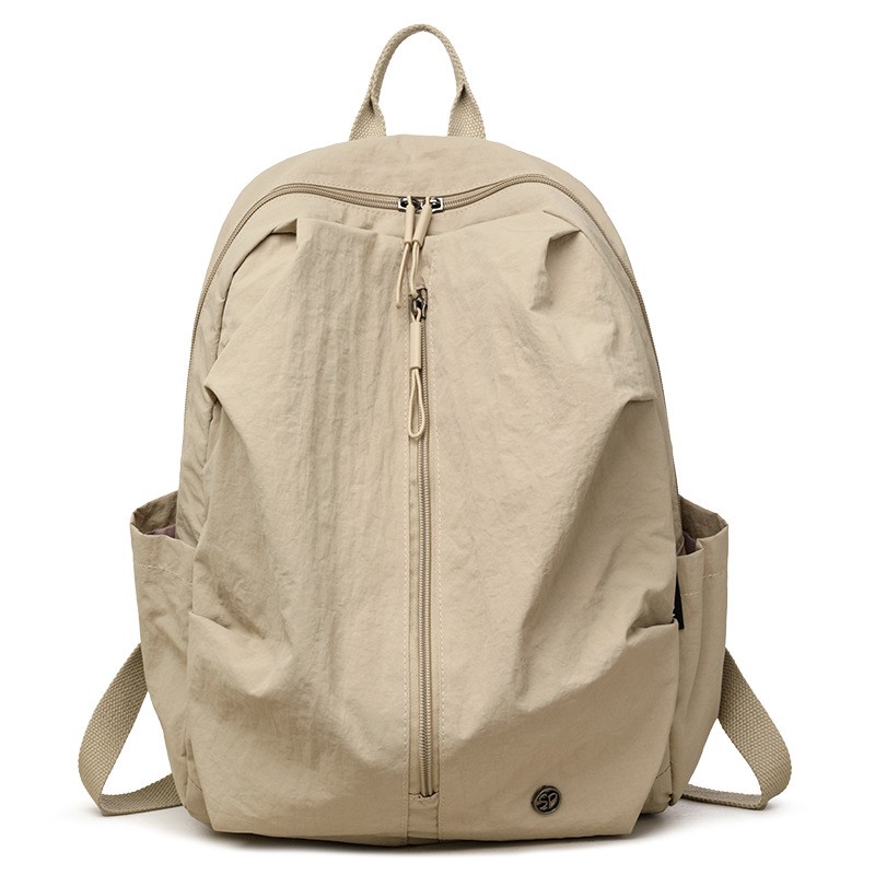 Mochila ligera de nailon impermeable.